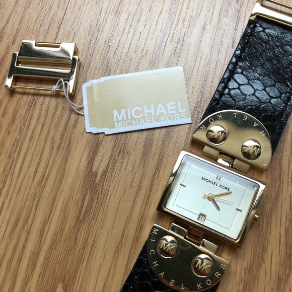 Michael Kors embossed Leather Watch - Picture 6 of 6